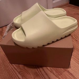 Yeezy slides color ‘glow green’ size 10